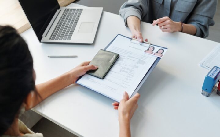 Arraigo laboral vs arraigo social en España (2026): diferencias, requisitos y cuál te conviene